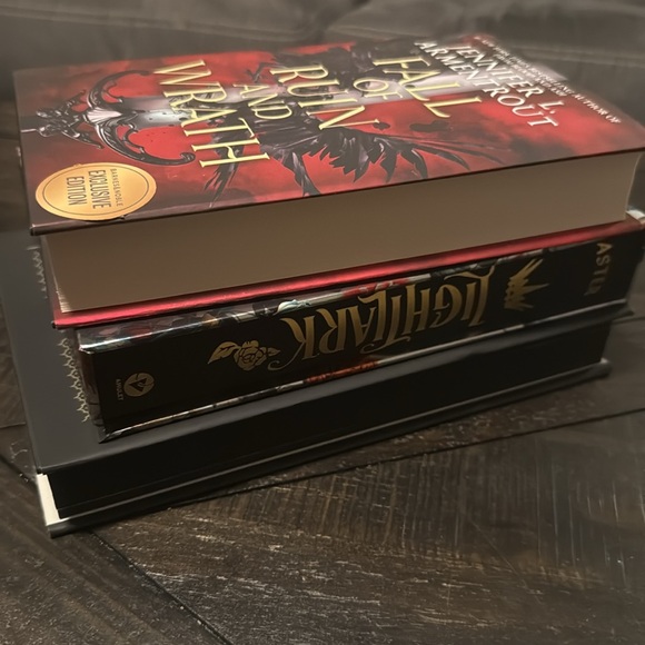 Lightlark: Collector’s Edition and other fantasy books - Picture 3 of 10